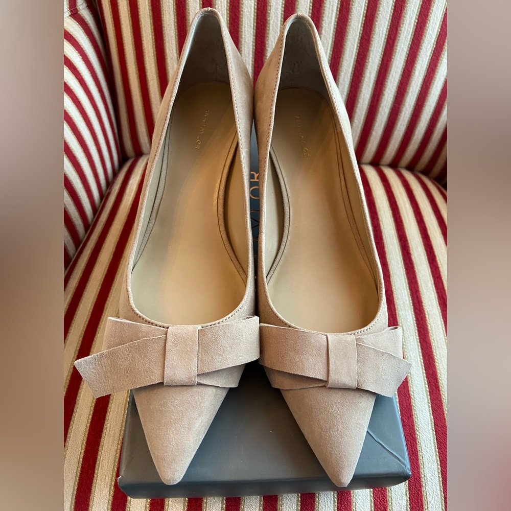 Ann Taylor Suede Reese Bow kitten heel frosted almond size 8.5